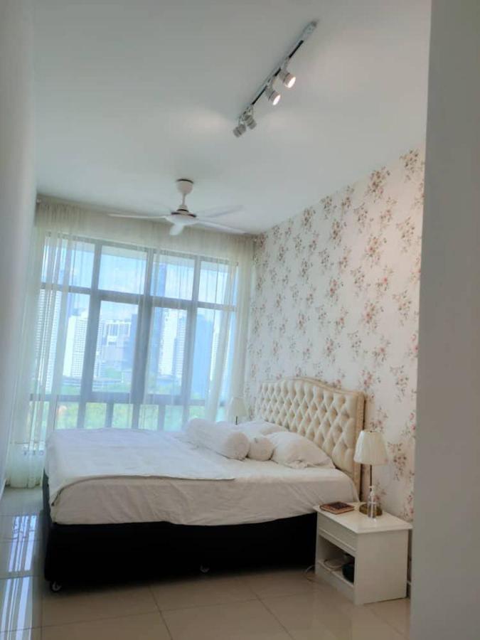Klcc Legasi Direct View With A Superking Bed At A 3-bedroom Premium Unit Kuala Lumpur