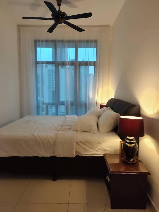 Klcc Legasi Direct View With A Superking Bed At A 3-bedroom Premium Unit Apartment *