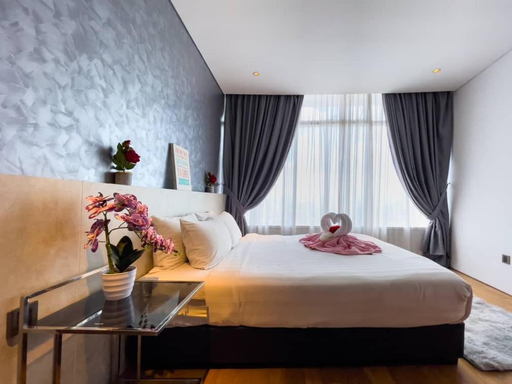 The Luxury Penthouse Twin Tower View *