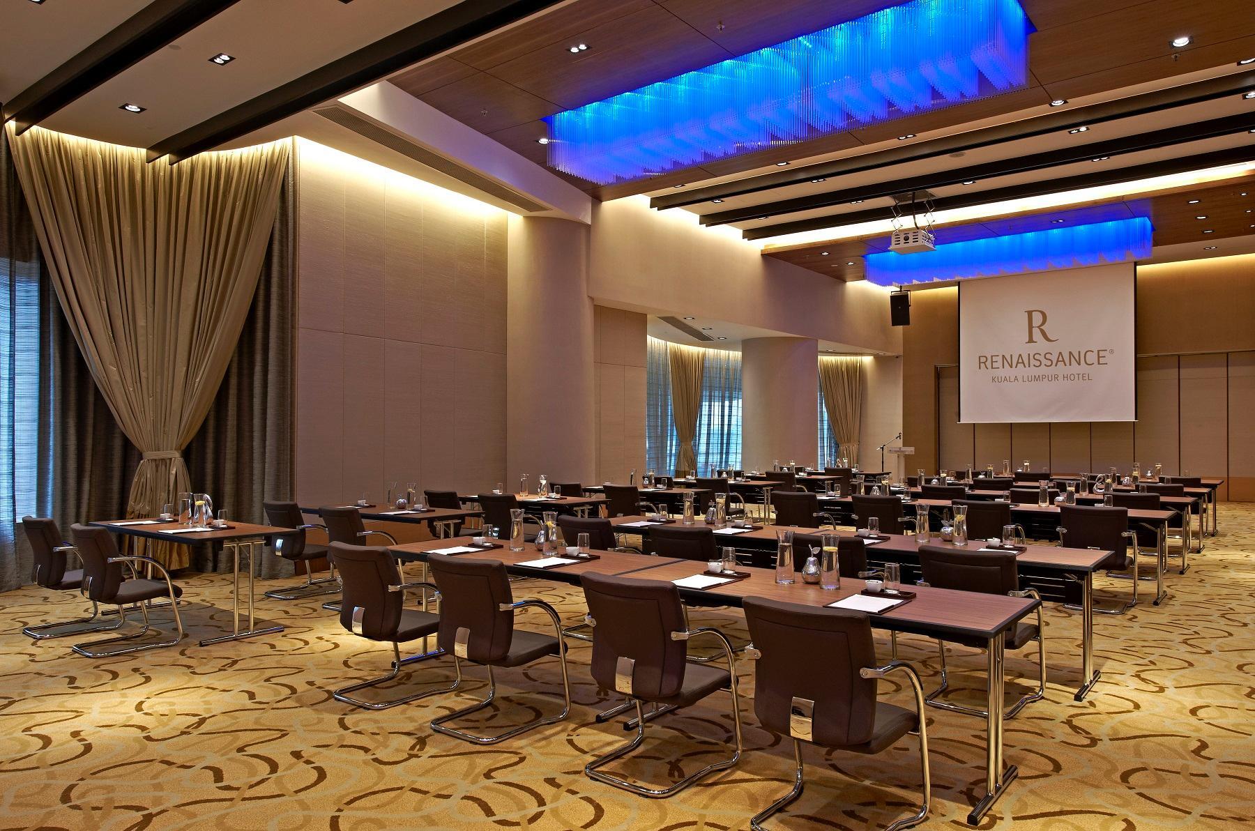 Renaissance & Convention Centre Hotel 5*