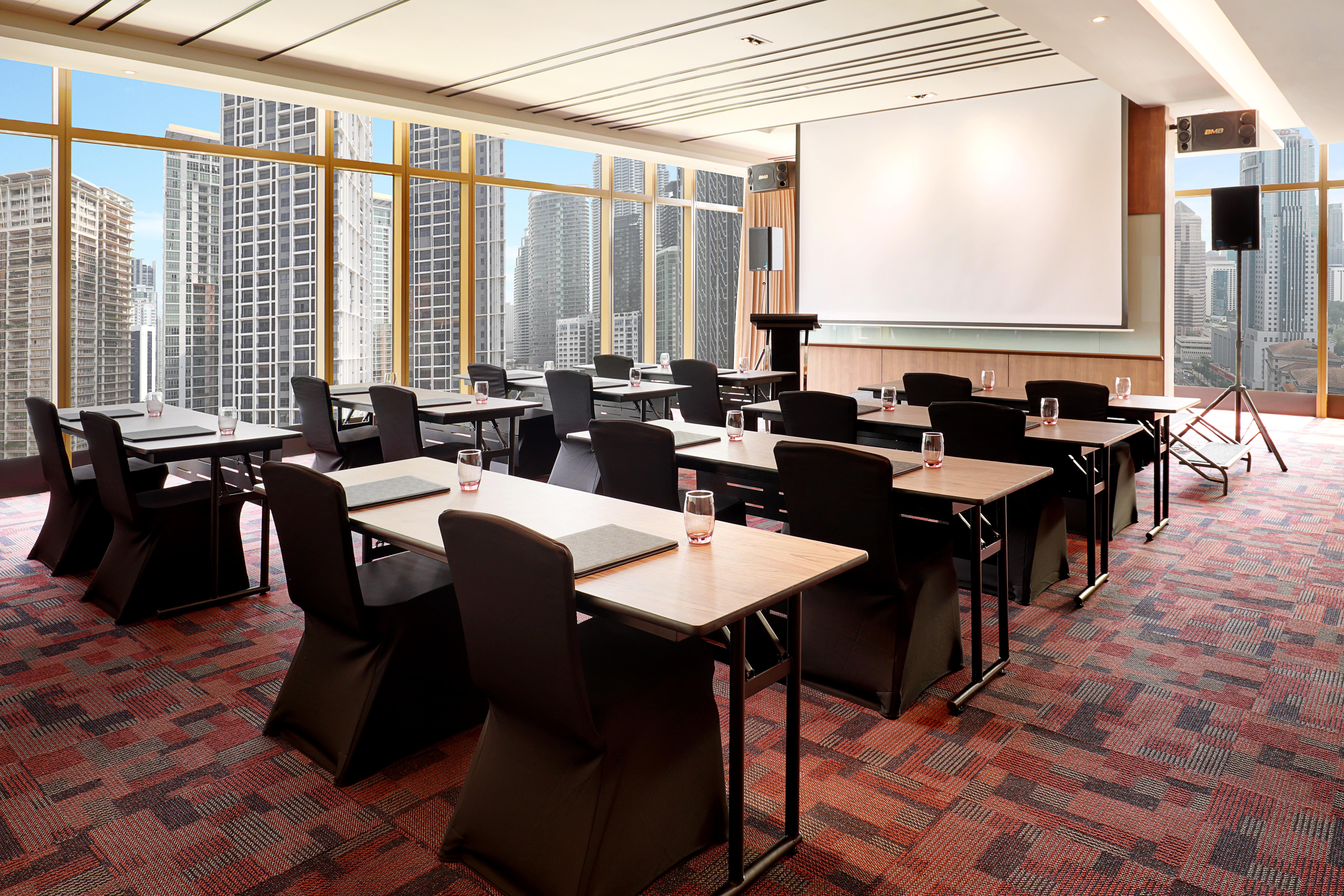 Ibis Centre Hotel 4*