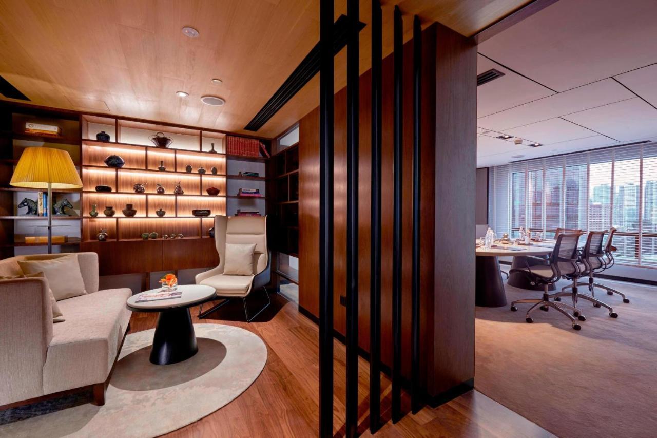 Renaissance & Convention Centre Hotel 5*