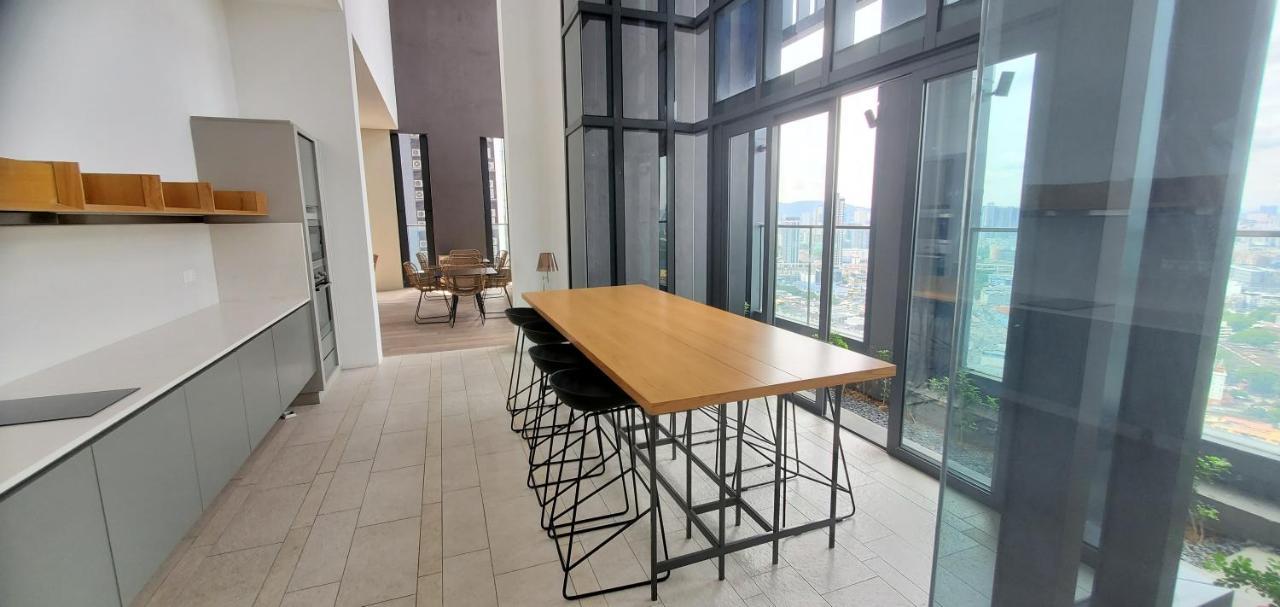 Apartment Lucentia Lalaport Bbcc, Stuning Infinity Pool
