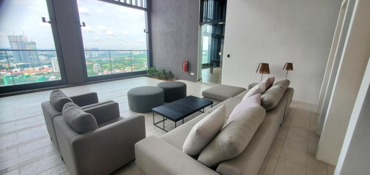 Apartment Lucentia Lalaport Bbcc, Stuning Infinity Pool *