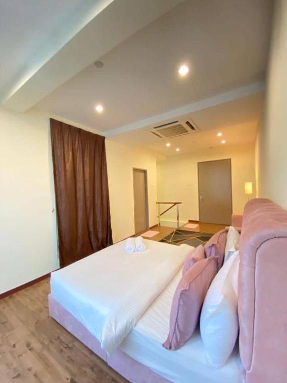 Honeymoon By A Legacy - Klcc Lake View Guest house *