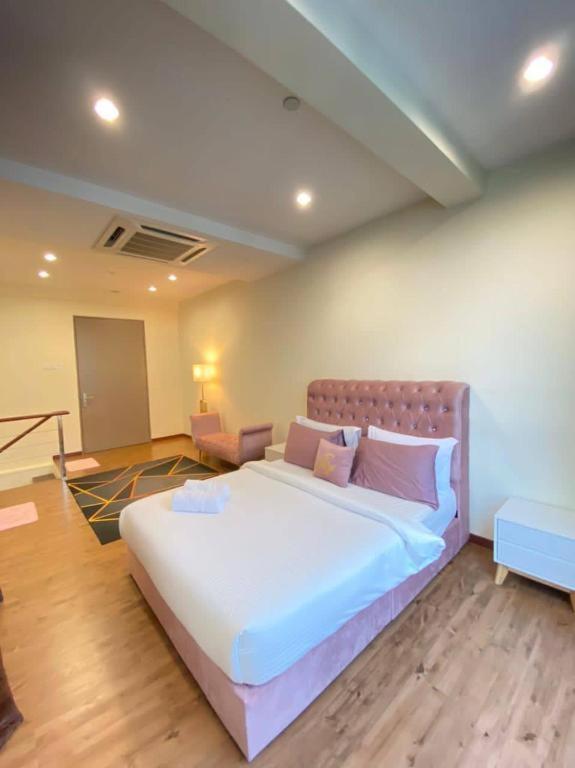 Honeymoon By A Legacy - Klcc Lake View Guest house *
