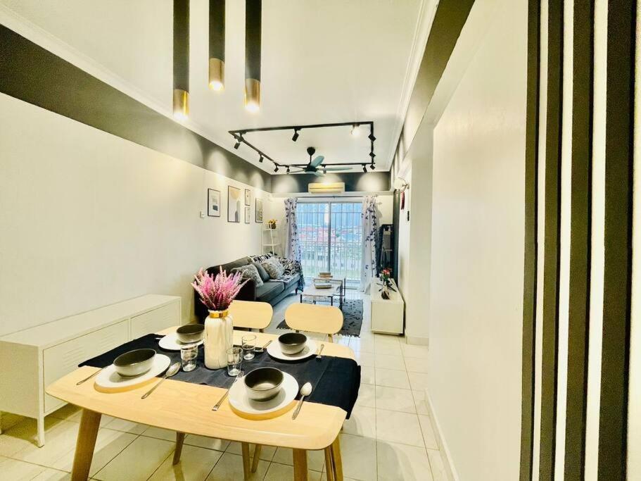 Apartment 8 Pax Near Axiata Arena & Pavilion 2 *