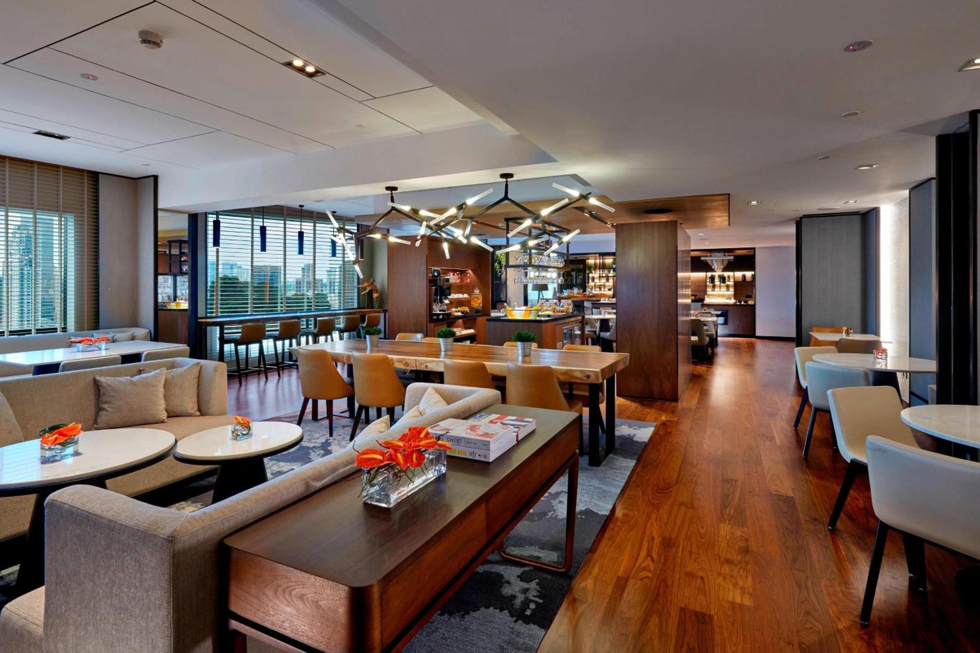 Renaissance & Convention Centre 5*