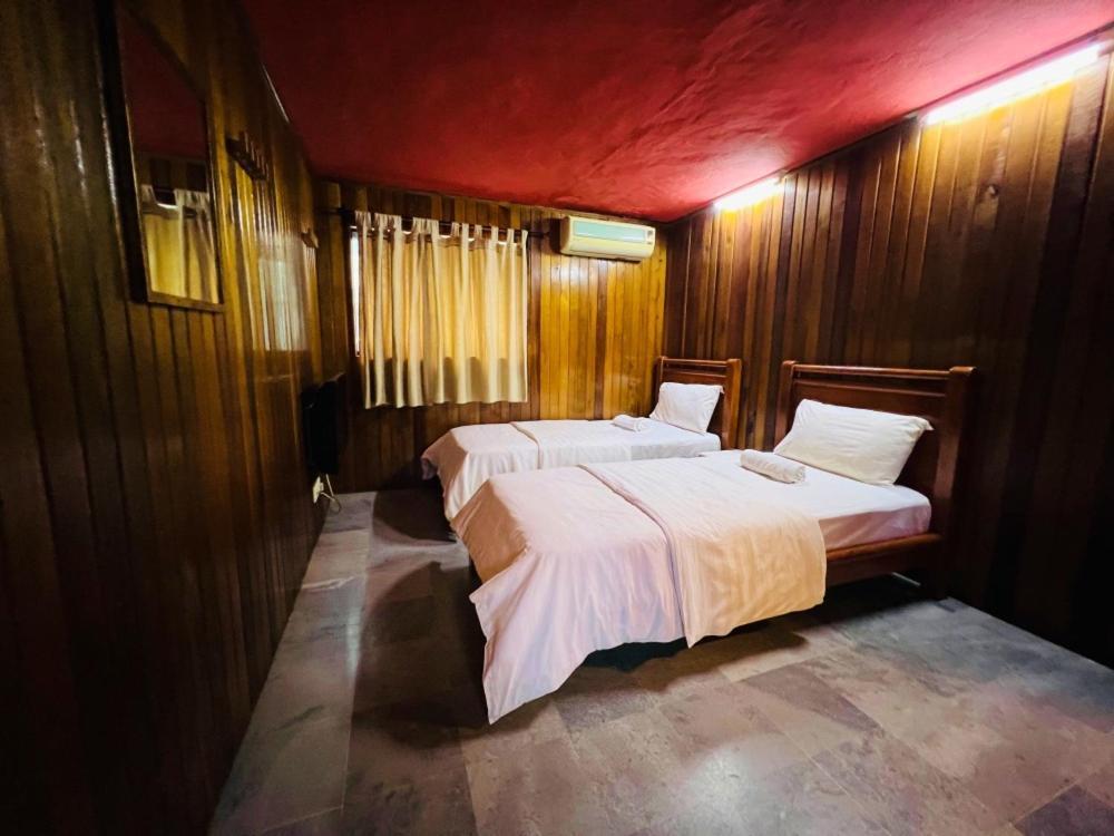 I Hotel *