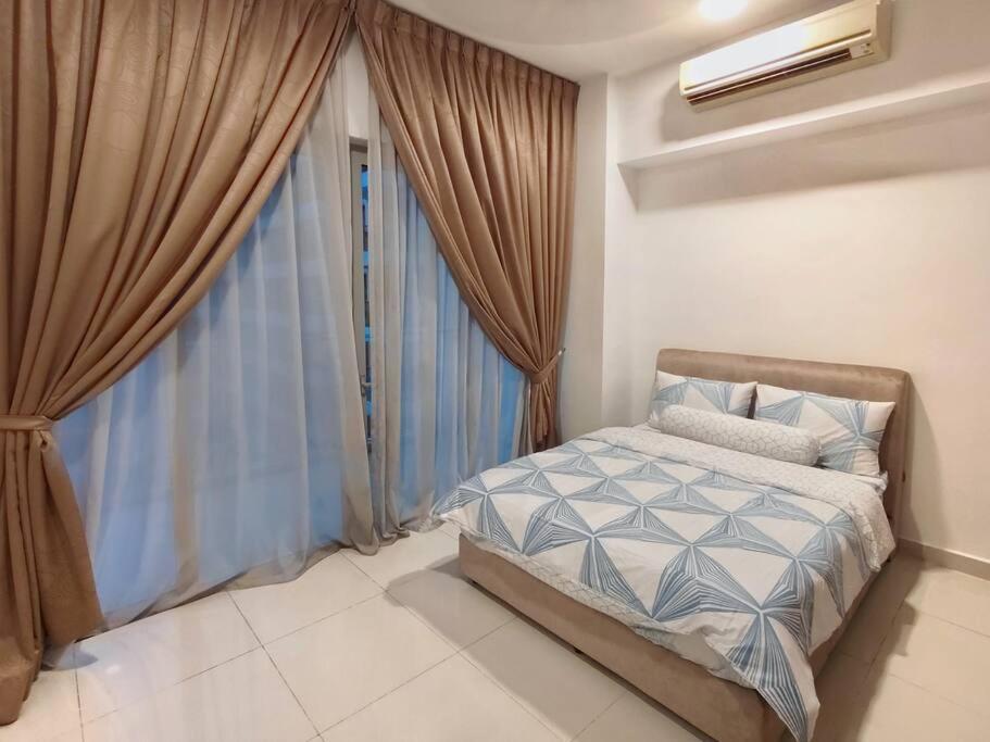 6 Pax Regalia & Residences - Infinity Pool With Kl View Apartment *