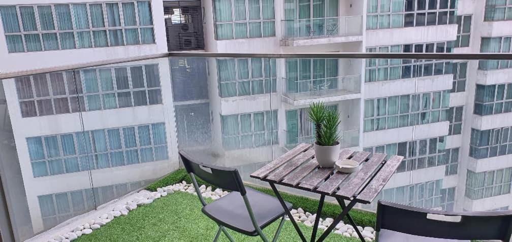 Regalia With Infinity Pool Klcc By Staycation Homes Apartment *