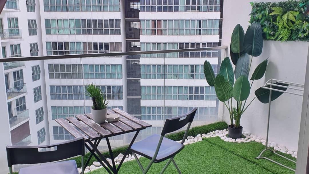 Regalia With Infinity Pool Klcc By Staycation Homes Apartment