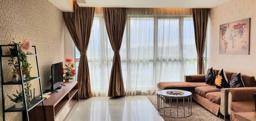 Regalia With Infinity Pool Klcc By Staycation Homes Apartment