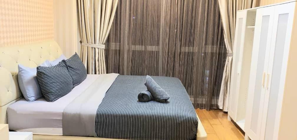 Regalia With Infinity Pool Klcc By Staycation Homes Apartment *