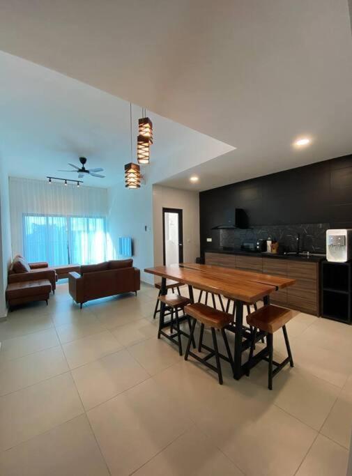 The Wadies 2br 5pax Reizz Residences With Balcony And View Jalan Ampang