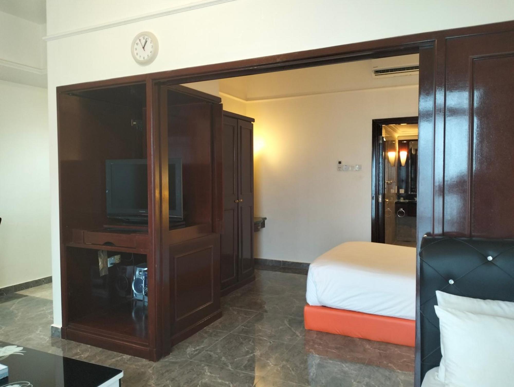 Times Square By Service Apartment