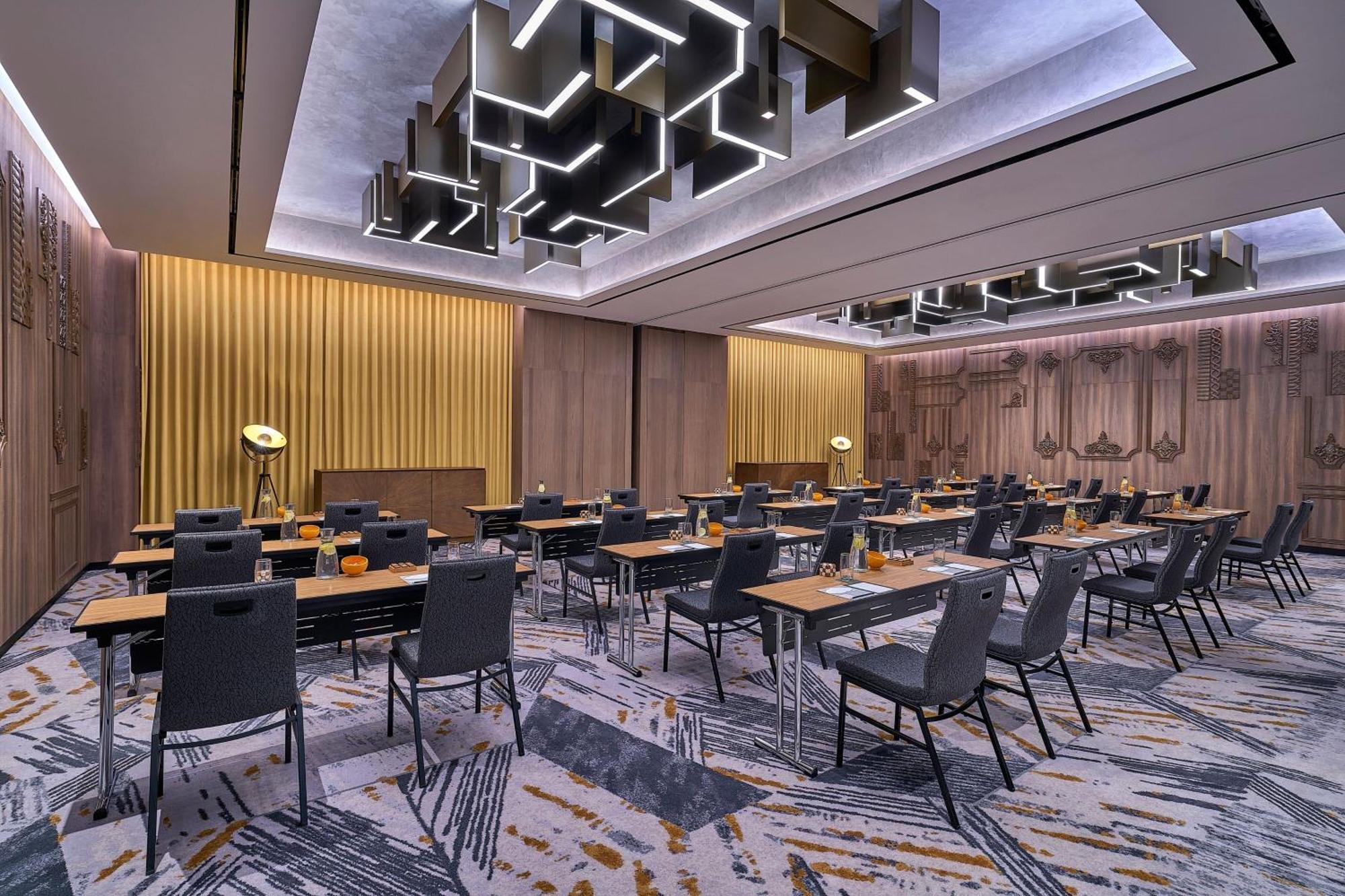 Hotel Renaissance & Convention Centre