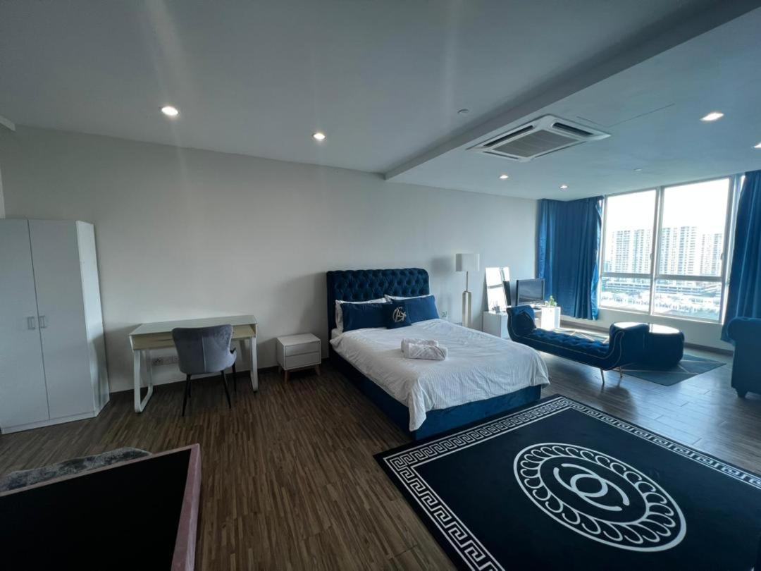 Honeymoon By A Legacy - Klcc Lake View Guest house *