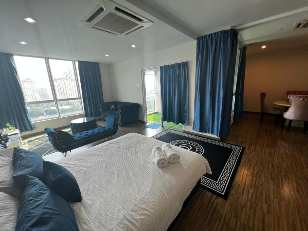 Honeymoon By A Legacy - Klcc Lake View