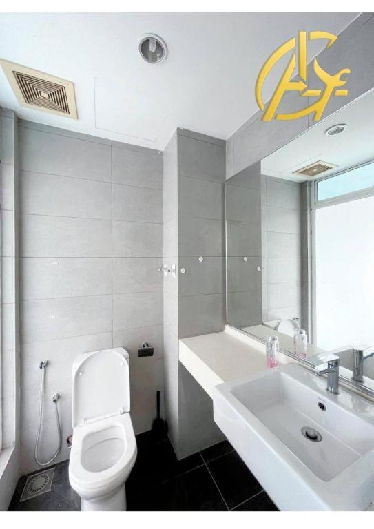 Honeymoon By A Legacy - Klcc Lake View Guest house *