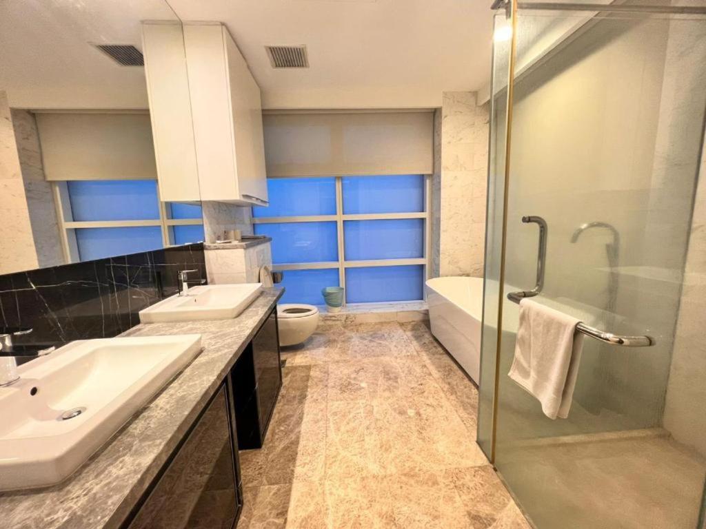 Apartemen The Platinum Serviced By Faced *