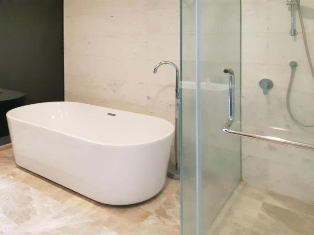 The Platinum Serviced By Faced Apartemen