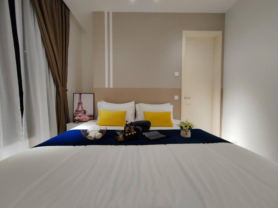 Mont Kiara Hyatt Arcoris Sunway 163 2-Bedroom With Balcony 2-4Pax Kuala Lumpur