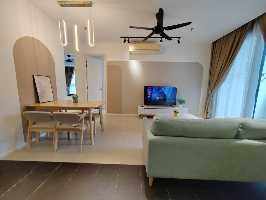 Mont Kiara Hyatt Arcoris Sunway 163 2-Bedroom With Balcony 2-4Pax *