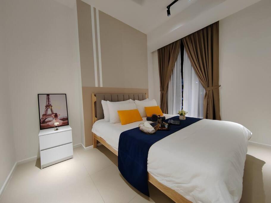 Mont Kiara Hyatt Arcoris Sunway 163 2-Bedroom With Balcony 2-4Pax