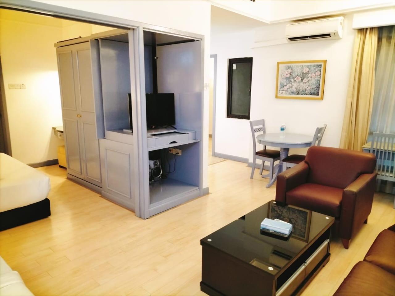 Go Daily Service At Times Square Apartemen *