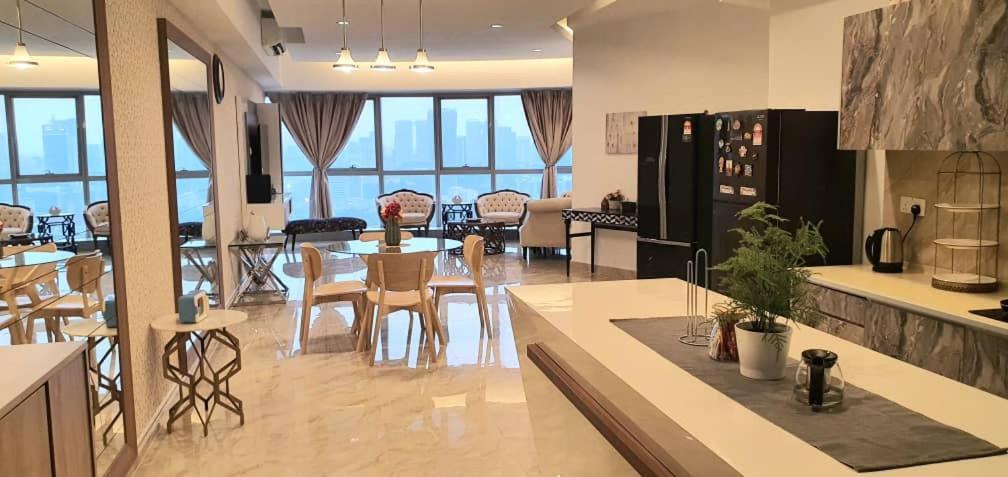 Apartment Regalia With Infinity Pool Klcc By Staycation Homes *