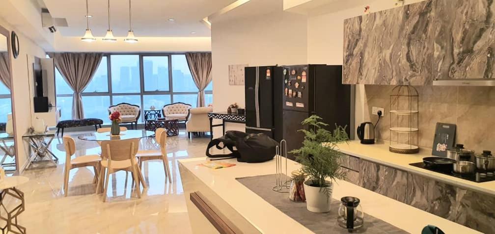 Apartment Regalia With Infinity Pool Klcc By Staycation Homes