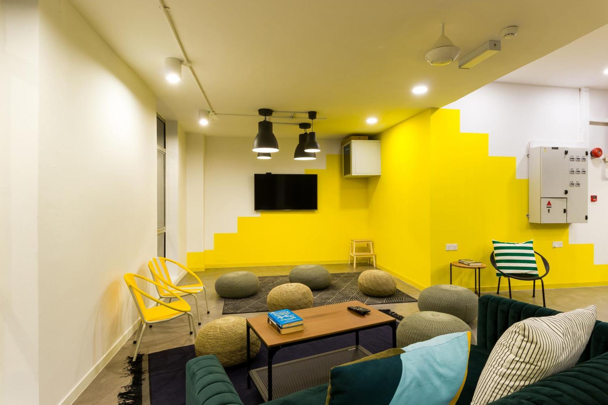 Upstairs Downstairs Coliving Kampung Pandan Albergue *