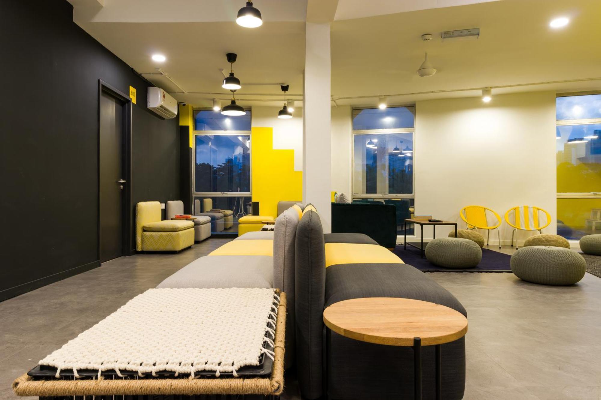 Upstairs Downstairs Coliving Kampung Pandan Albergue *