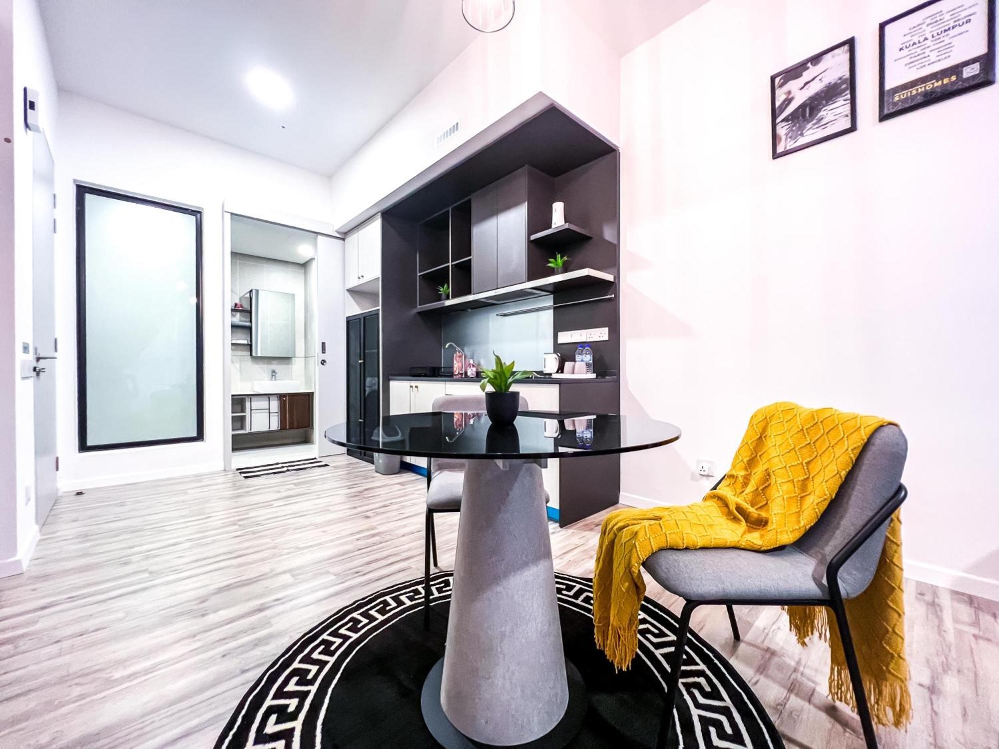 Aparthotel Millerz Square - Sky Pool & Gym - Free Parking, Wifi