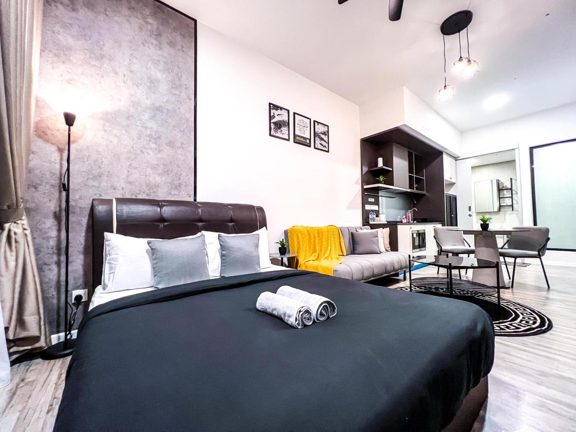 Aparthotel Millerz Square - Sky Pool & Gym - Free Parking, Wifi