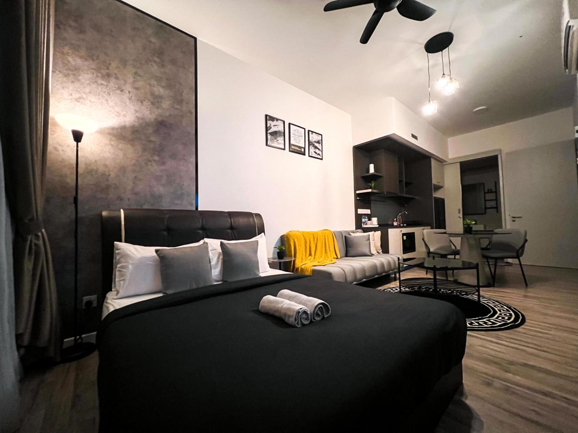 Aparthotel Millerz Square - Sky Pool & Gym - Free Parking, Wifi *