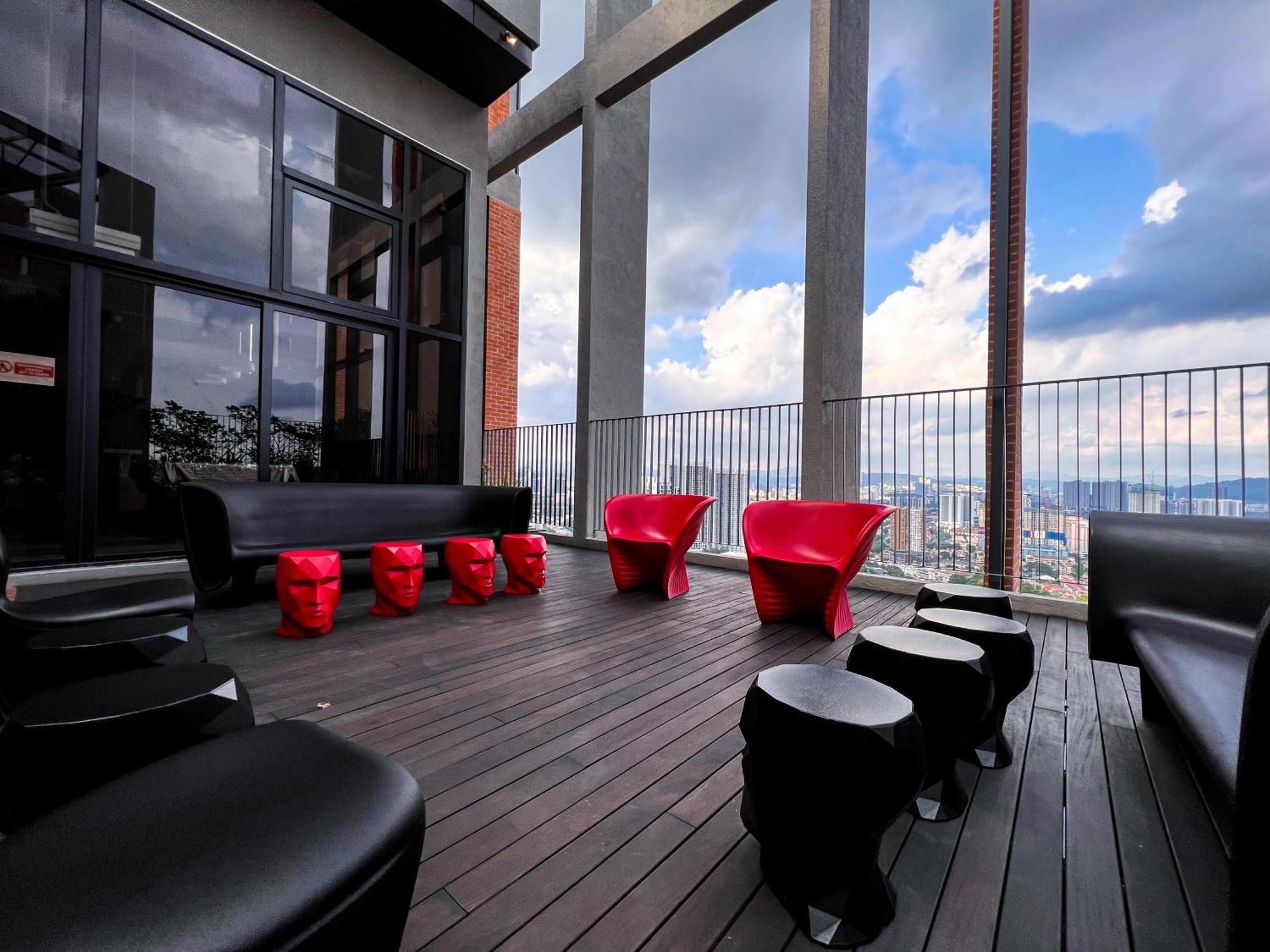 Millerz Square - Sky Pool & Gym - Free Parking, Wifi *