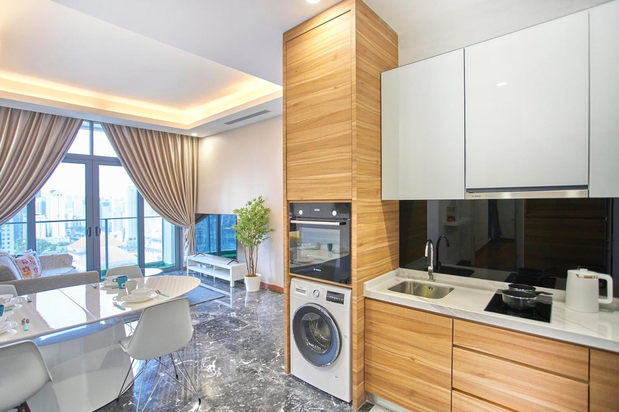 Royce Klcc, Center, Cobnb