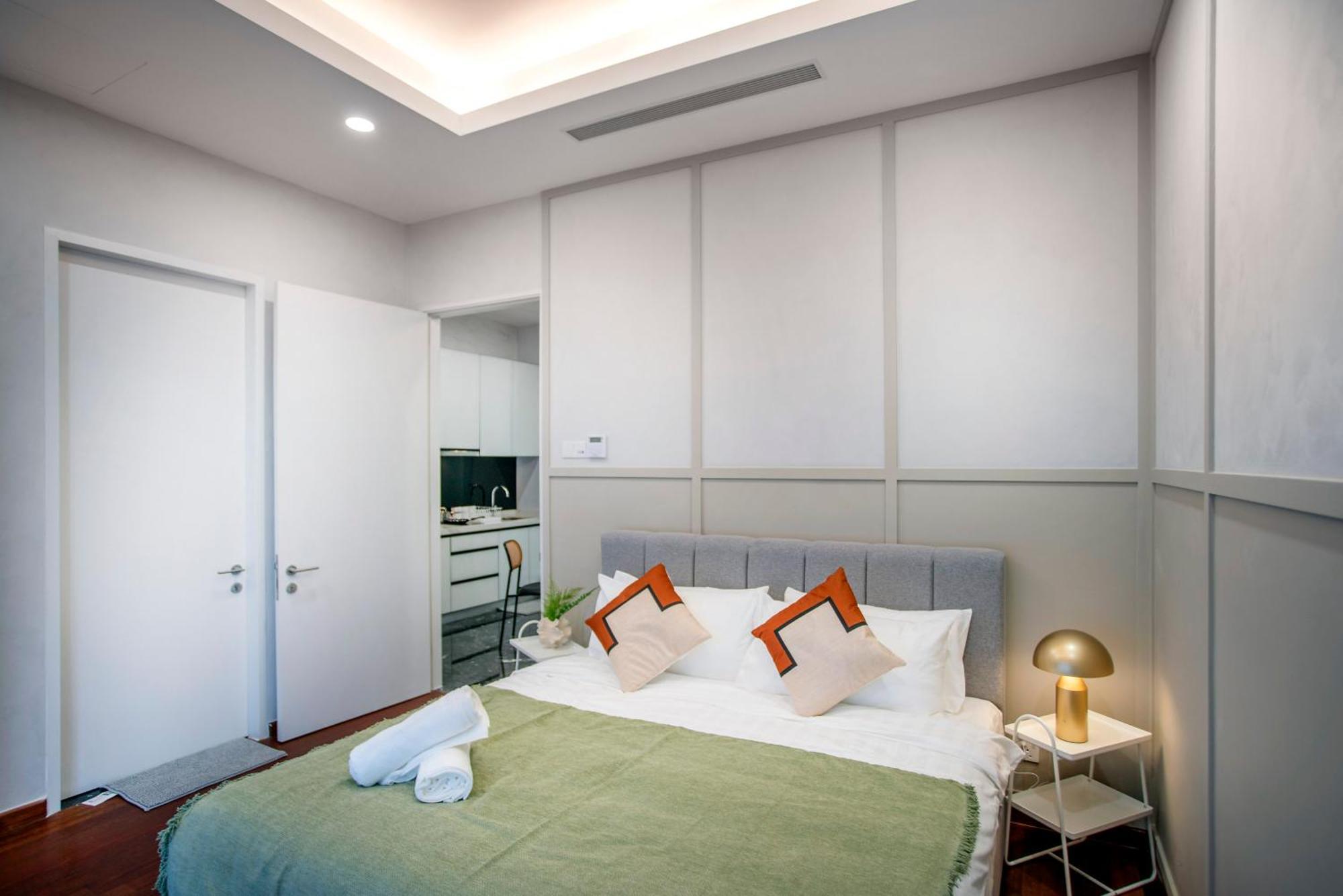 Royce Klcc, Center, Cobnb *