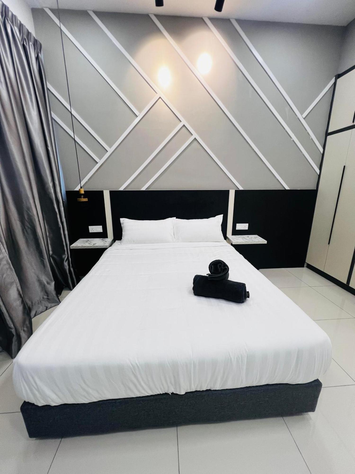 Chamber Kl By Moon Orchid *