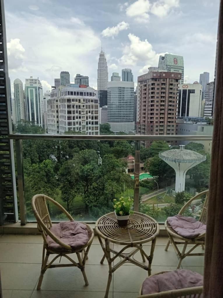 Luxury Balcony Suites- Homestay