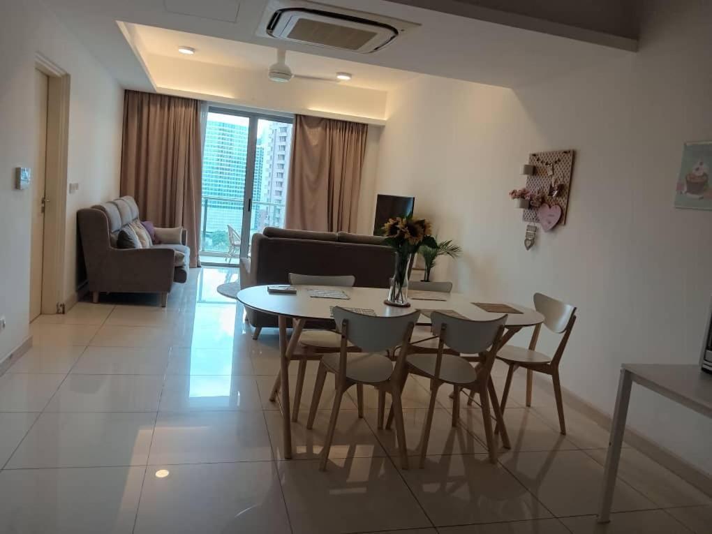 Homestay Luxury Balcony Suites- *