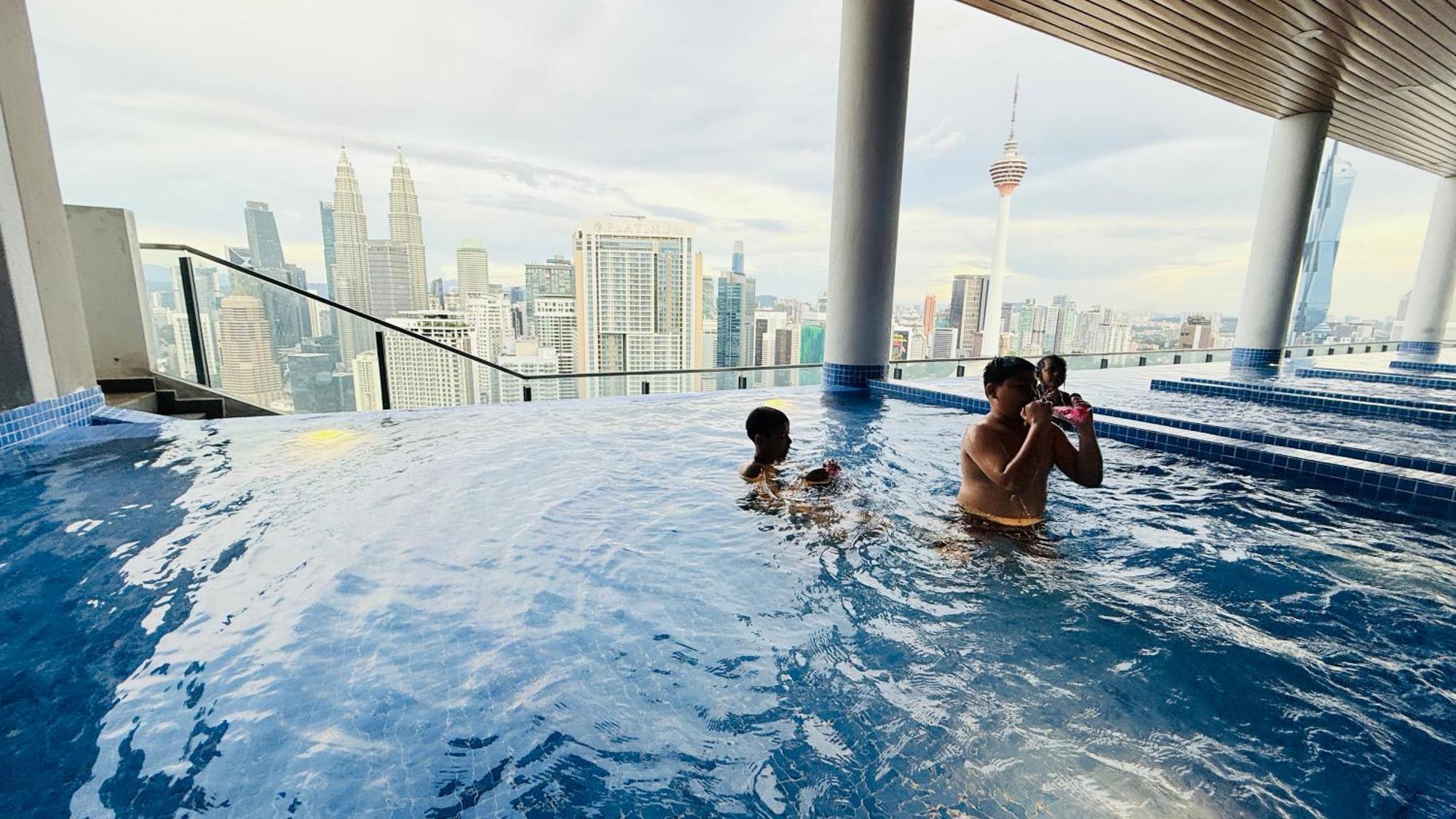Colony Service Klcc At Sky World *