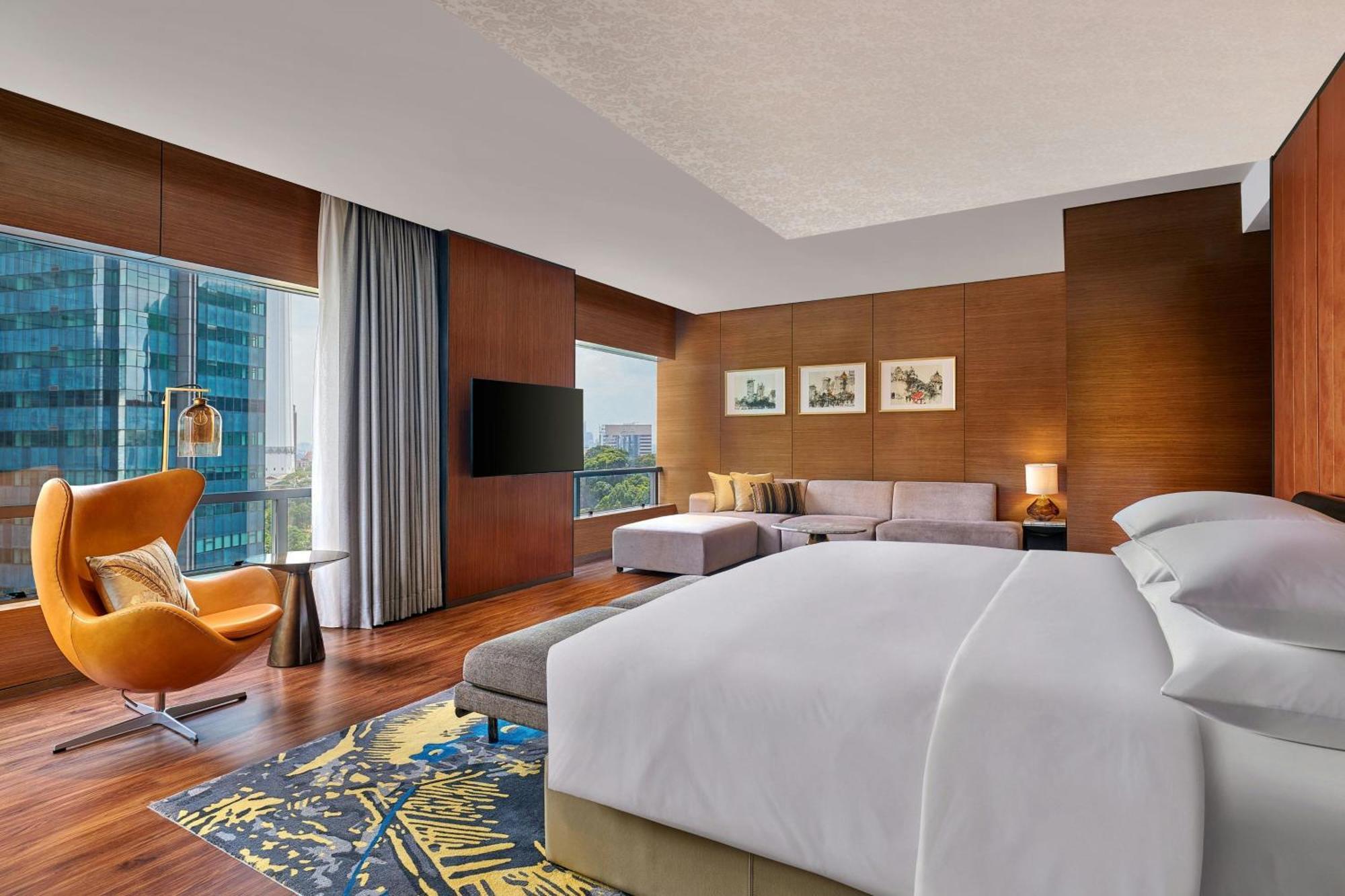 Hotel Renaissance & Convention Centre 5*