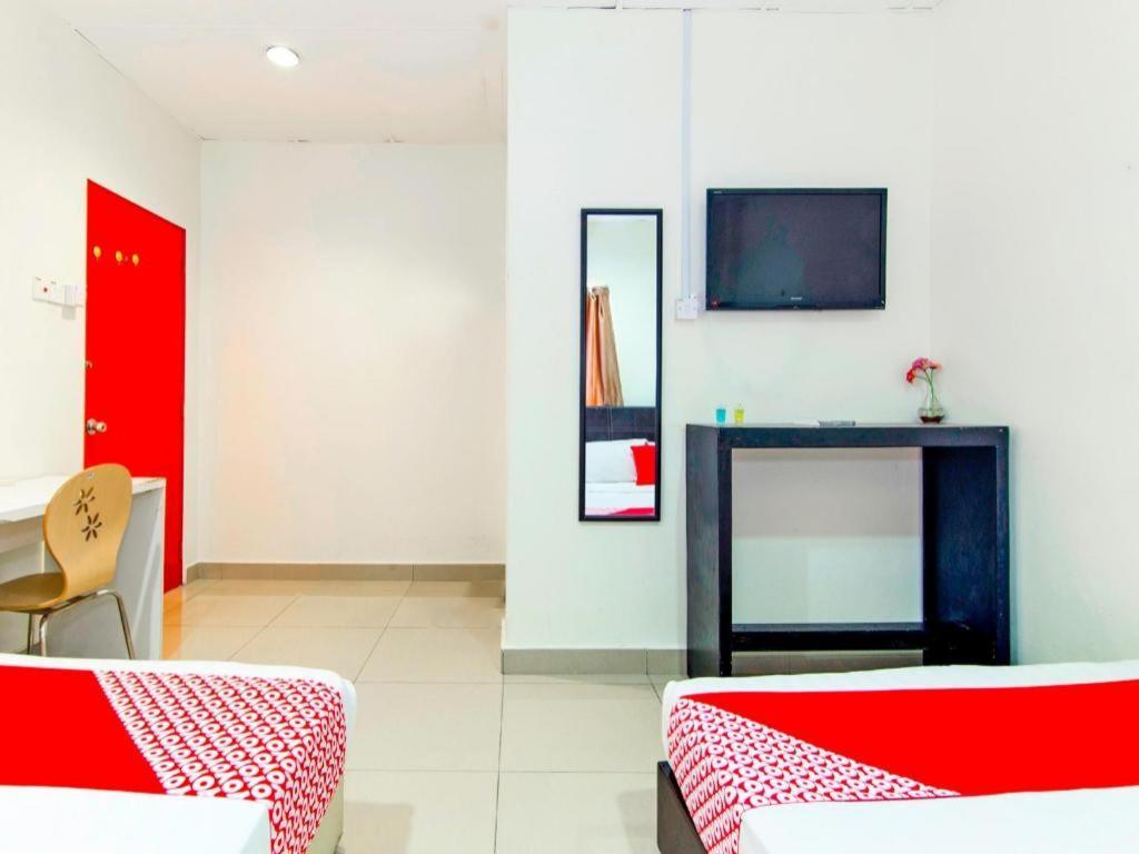Oyo 304 Zero Hour Hotel