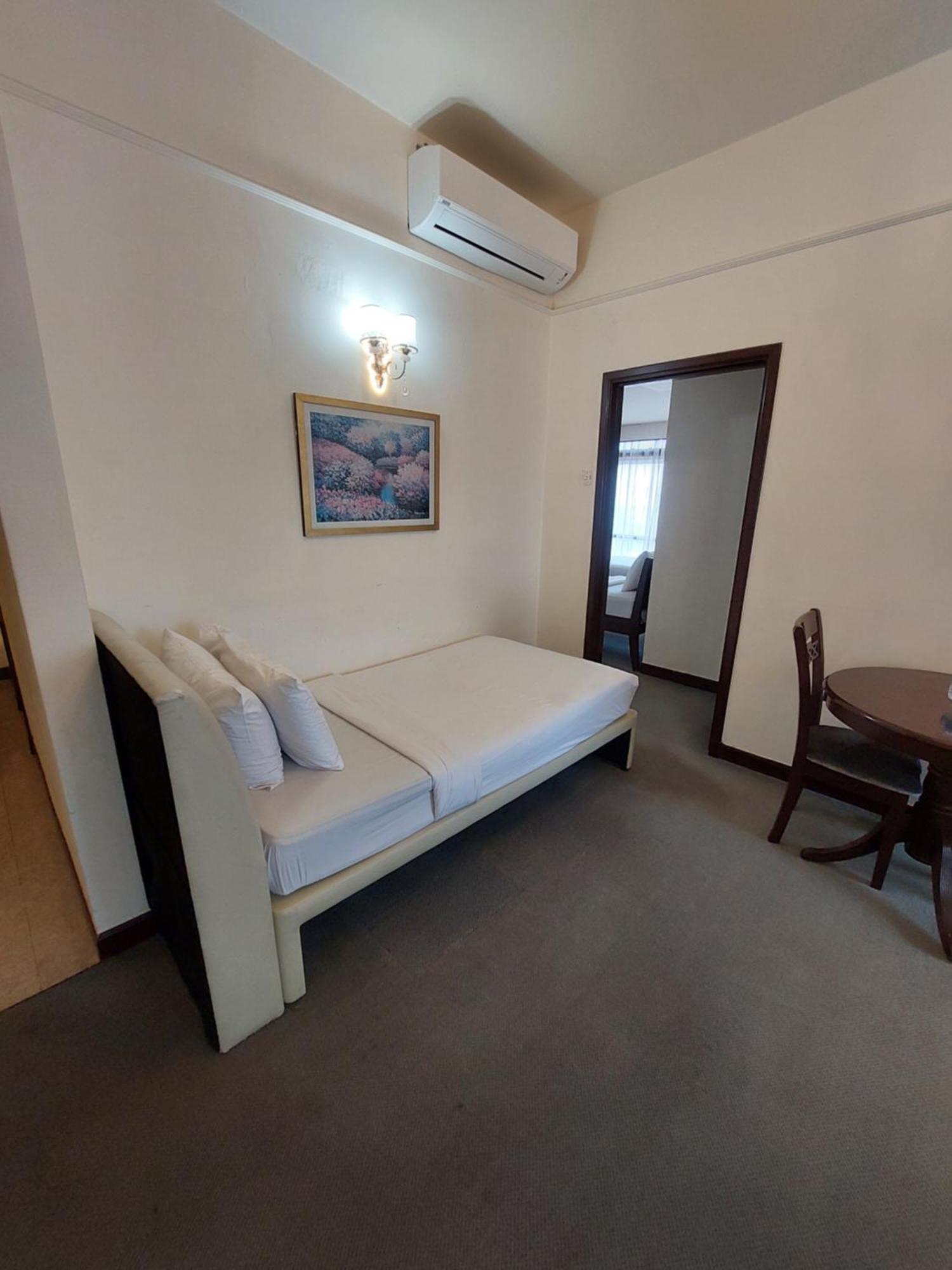 Kl Brave Service And At Times Square Apartment *