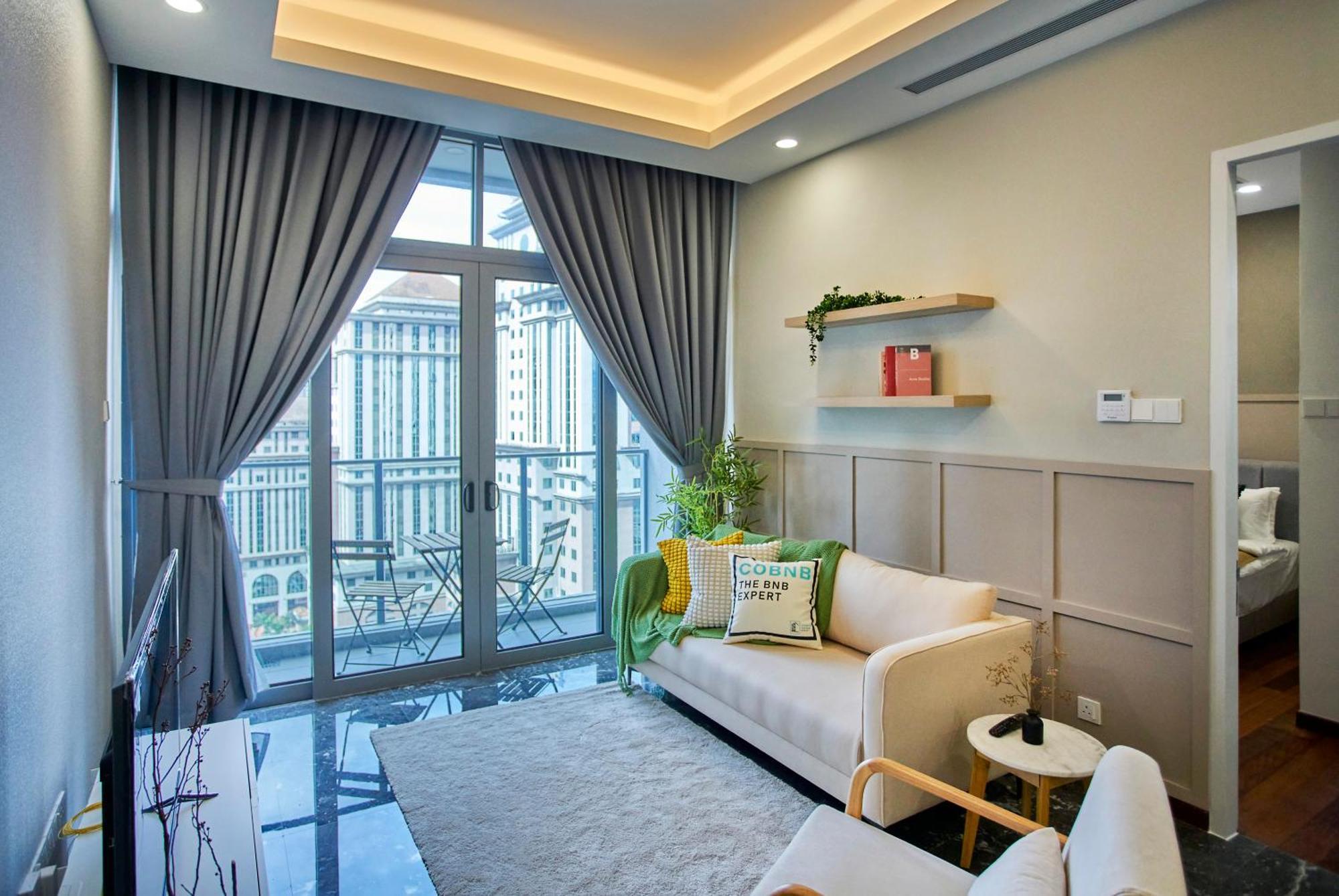 Royce Klcc, Center, Cobnb