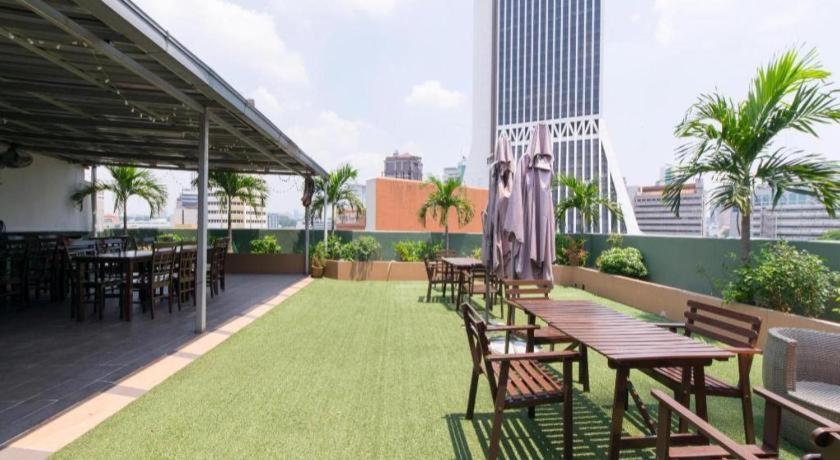 Oyo 139 The Marque Hotel