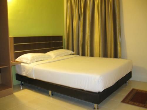 Oyo 182 Simms Grand Hotel 2*
